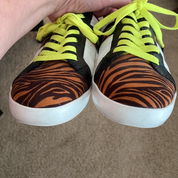 JustFab Wyatt animal print sneakers. Worn once. Size 8 excellent condition - Picture 5 of 7
